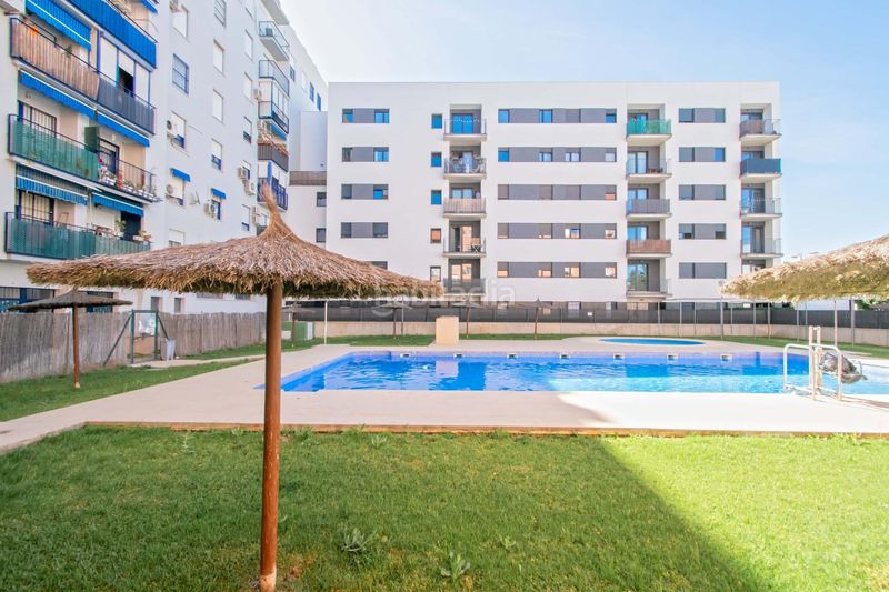 Foto c090dc4c-ccfa-45a0-882b-1d3f189269d1. Pis amb aparcament piscina a colores - entreparques Sevilla