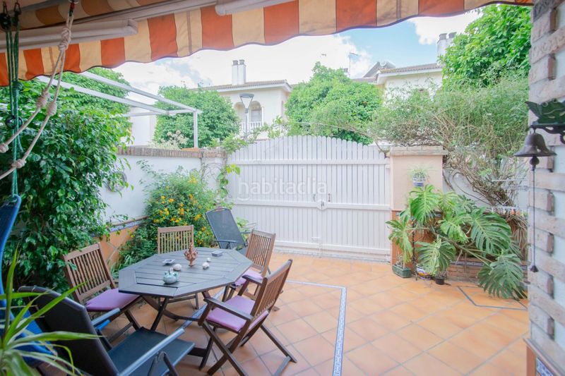 Foto 483533da-b34c-4ed9-8f82-a4a2556f3e11. Casa adossada amb piscina a colores - entreparques Sevilla