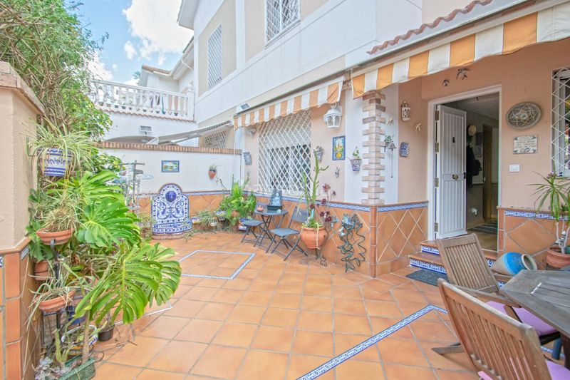 Foto a523b496-c2f4-4842-8e00-e33e89e3a496. Casa adossada amb piscina a colores - entreparques Sevilla
