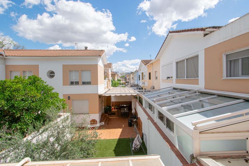 Foto d760dda4-fed6-4191-993c-b45e033f27dd. Casa adossada amb piscina a colores - entreparques Sevilla