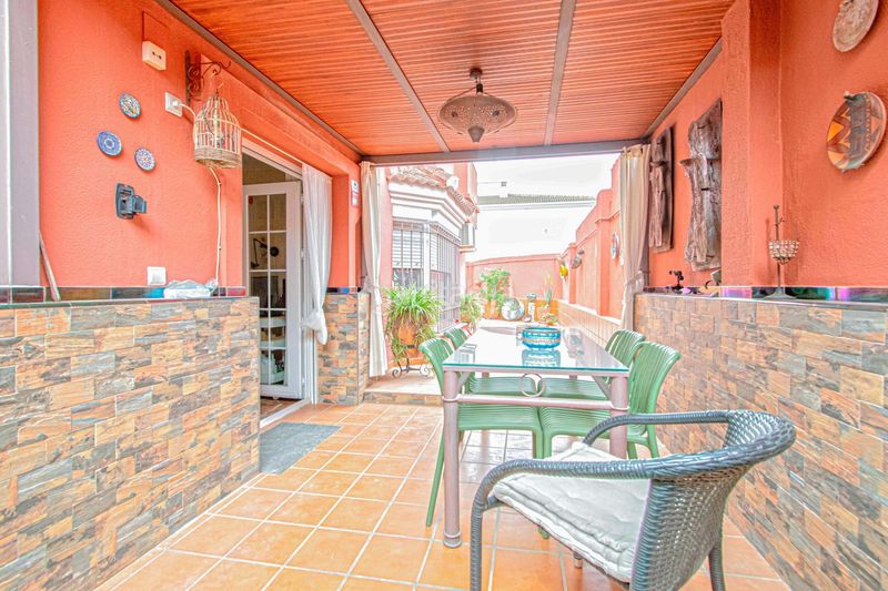 Foto e4ea1e83-25fe-4d16-854c-5459eca0f6e5. Casa adossada amb aparcament a Gines