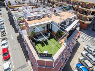 Semi detached house in Cruz Roja. Vivienda única donde el diseño, la amplitud y la luz se combinan