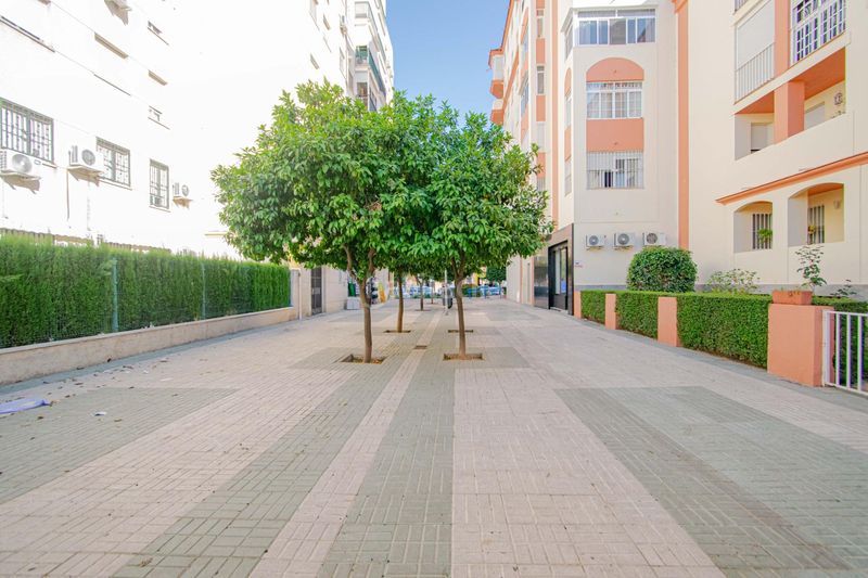 Foto 086ab81b-330e-4518-8d6e-3634396fa5fd. Pis amb calefacció aparcament piscina a colores - entreparques Sevilla