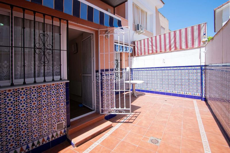Foto ff0e1205-96b2-47f4-8128-f0bd2a4ea57f. Casa adossada amb calefacció a colores - entreparques Sevilla