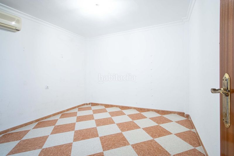Foto 9ab2e821-3067-40d9-8310-1ca31217bec5. Casa adossada amb aparcament a Torreblanca Sevilla