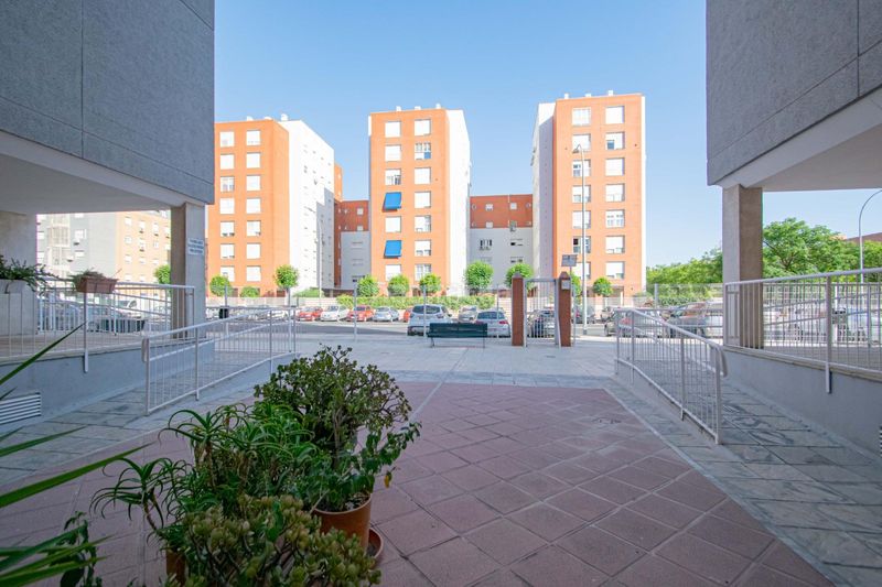 Foto 4f11b7d9-ea13-40a8-bb87-bbc51c77f62c. Pis amb aparcament a colores - entreparques Sevilla