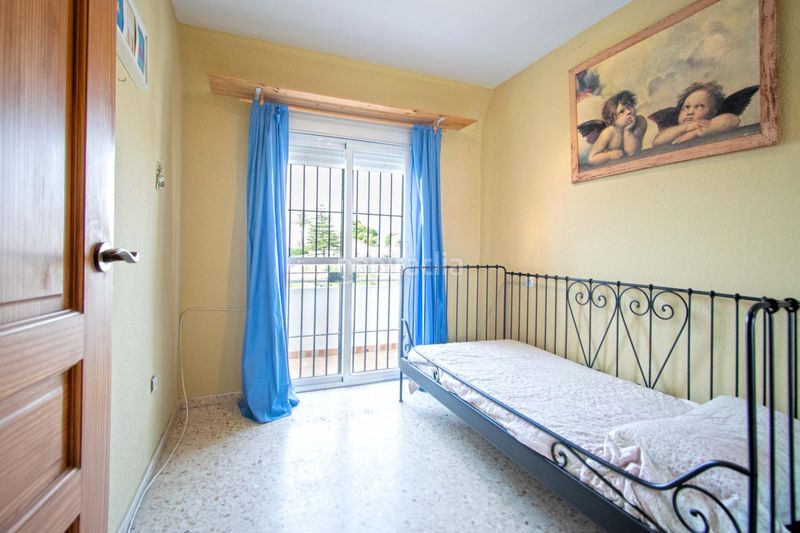 Foto 2d33dadc-57ea-4c25-b3de-8d0f5e9b81d3. Casa adossada amb aparcament a Las Almenas Tomares