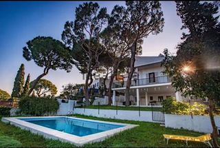 Xalet  Calle del pino manso. Espectacular chalet independiente con piscina y vistas a los pin