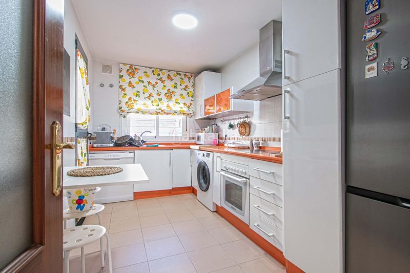 Foto f8165390-8184-4f9b-8e28-3490de382325. Casa adossada amb aparcament a Zona Universitaria Bormujos
