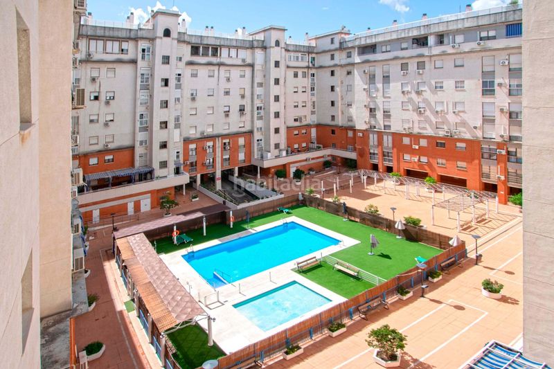Foto a7ee0498-bd23-49fc-8d3b-ef07fe6ca55e. Pis amb calefacció piscina a colores - entreparques Sevilla