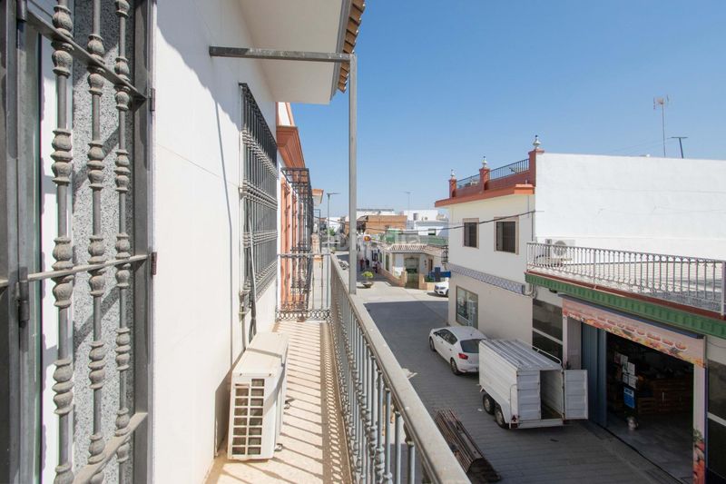 Foto dcdf6b07-2a4f-4aea-b0af-f188e228f794. Casa  o local en venta en calle peatonal en la rinconada sevilla en Rinconada (La)