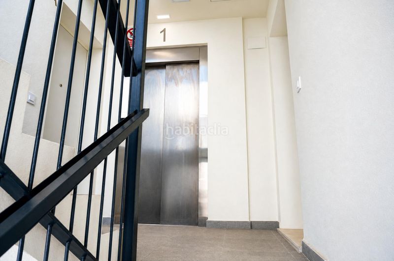Foto 1796dd86-b0a2-458c-bd45-df3d861409da. Piso  moderno con terraza, piscina en la azotea y garaje al lado de mercadona en Sevilla