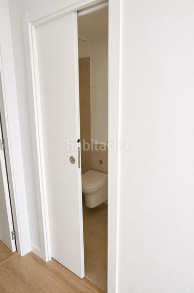 Foto aeaffae0-88ab-4c9f-b5a1-1a1abd2e274d. Piso  moderno con terraza, piscina en la azotea y garaje al lado de mercadona en Sevilla