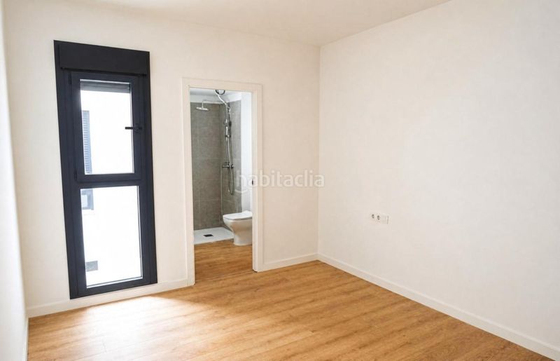 Foto cdc0fdb5-9e99-4b47-96b2-b1af8206a999. Piso  moderno con terraza, piscina en la azotea y garaje al lado de mercadona en Sevilla