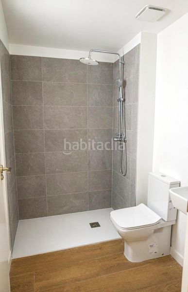 Foto f559048e-9251-47f8-8c2d-fcdfa5ffac5d. Piso  moderno con terraza, piscina en la azotea y garaje al lado de mercadona en Sevilla