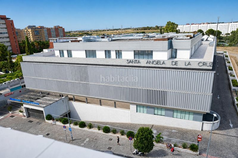 Foto f6650403-0e69-4b11-bd81-e86b184552e7. Piso  moderno con terraza, piscina en la azotea y garaje al lado de mercadona en Sevilla