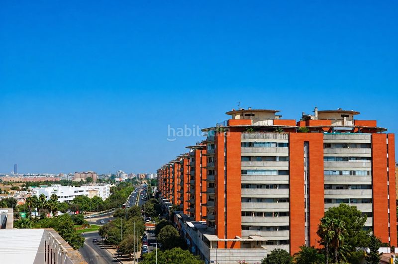 Foto f69f3eed-0dc7-471d-b487-dfc1cd0d9d3b. Piso  moderno con terraza, piscina en la azotea y garaje al lado de mercadona en Sevilla