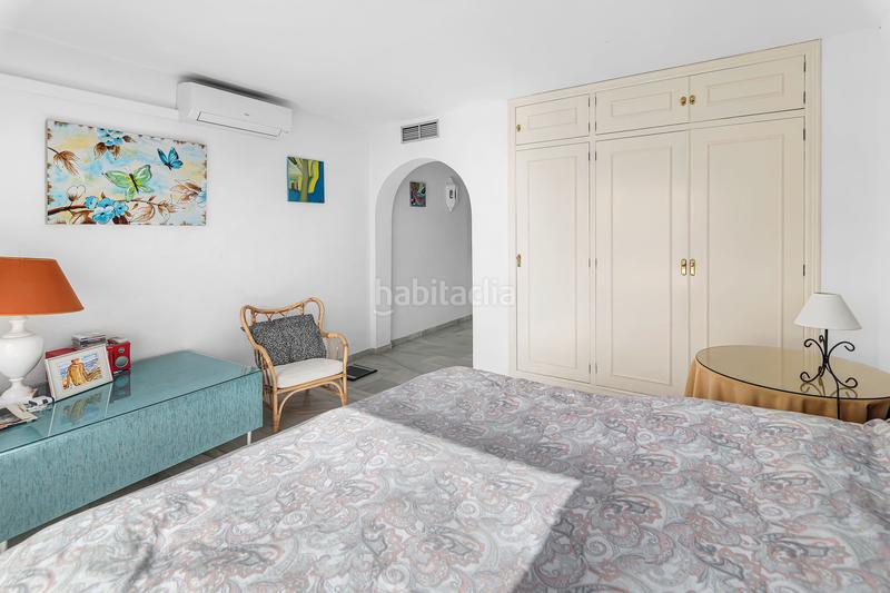 Foto a741504e-dc6c-45b1-8f05-78bea077fbe3. Chalet amplia casa adosada ubicada en el complejo de primera línea de playa bahía doncella. en Estepona