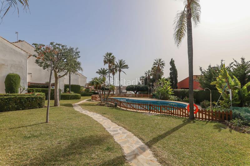 Foto e090132d-8915-4d45-9de0-e4b89e752874. Chalet amplia casa adosada ubicada en el complejo de primera línea de playa bahía doncella. en Estepona