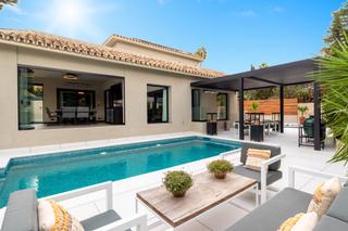 Chalet in Urbanización marbesa 1d. Hermosa villa junto a la playa orientada al sur totalmente renov