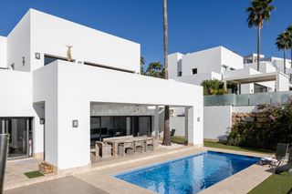 Xalet a Urbanización nueva atalaya 1. Villa lujosa de 3 niveles con 5 dormitorios con piscina y jardin