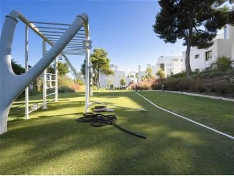 Foto 28952876-1096-4598-9e7a-68e2db493fcd. Ático este hermoso y moderno ático tiene tres habitaciones distribuidas en dos niveles con sus propio acceso a las terrazas. en Estepona