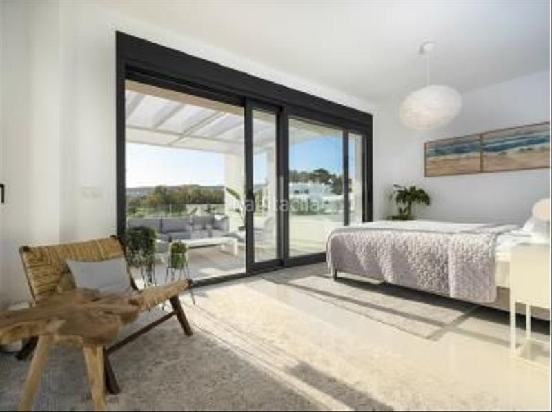 Foto 2bdc4a47-097c-48b7-b87c-1ffff50e1e52. Ático este hermoso y moderno ático tiene tres habitaciones distribuidas en dos niveles con sus propio acceso a las terrazas. en Estepona