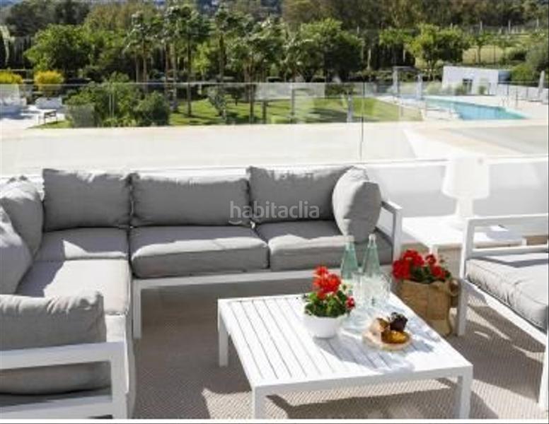 Foto 3f4d4055-5393-4a78-9b32-803b893af955. Ático este hermoso y moderno ático tiene tres habitaciones distribuidas en dos niveles con sus propio acceso a las terrazas. en Estepona