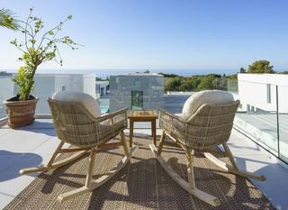 Xalet a Cabopino - Artola. Esta hermosa villa de 6 dormitorios, ubicada en una comunidad ce