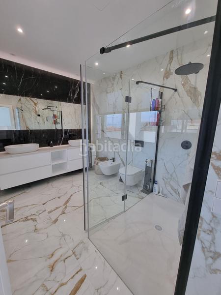Foto da600c2b-92a7-4521-9df7-3392cd1b6fa3. Chalet en calle orfebres 44 villa ubicada en las mejores zonas con suelos de marmol, 5 habitaciones, 5 baños, piscina. en Mijas