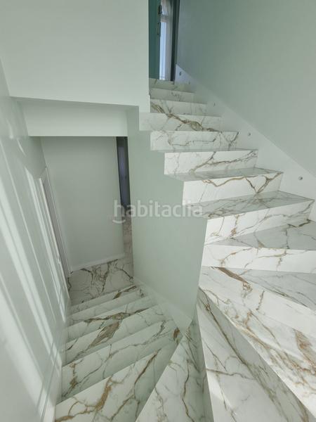Foto e3daec88-6fc1-4bfd-aeb0-abd9f66a122a. Chalet en calle orfebres 44 villa ubicada en las mejores zonas con suelos de marmol, 5 habitaciones, 5 baños, piscina. en Mijas