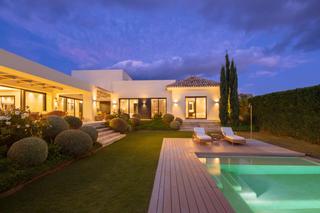 Chalet à Calle 01b nva andaluc 12. Casa nevis es una sublime villa de estilo mediterráneo ubicada e