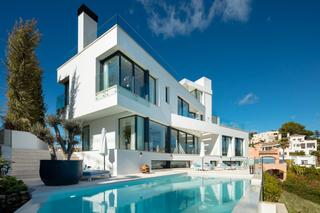 Xalet a Carretera ap-7s 9. Casa vistas es una obra maestra arquitectónica contemporánea en