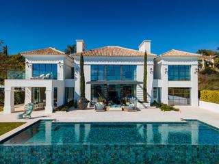 Xalet a Urbanizacion los flamingos 94. Compra una espectacular villa de estilo combinado entre lo moder