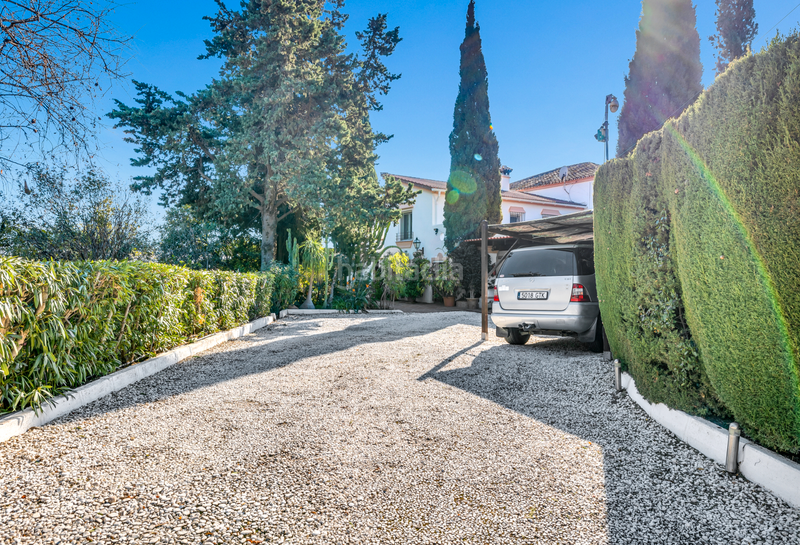 Foto 1b2e54bd-e5fd-4e75-b229-69a798490862. Chalet with parking pool in La Concha - Resina Golf Estepona