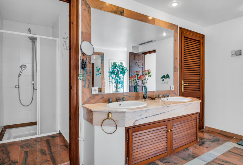 Foto ac6a9875-b3d7-4efc-aced-84a994868a08. Chalet with parking pool in La Concha - Resina Golf Estepona