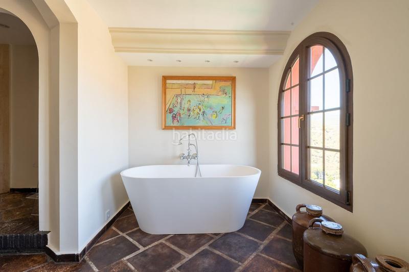 Foto d9bc115a-6c04-40e8-88d3-d0b49806526a. Alquiler chalet villa en alquiler y venta en El Madroñal benahavis en Benahavís