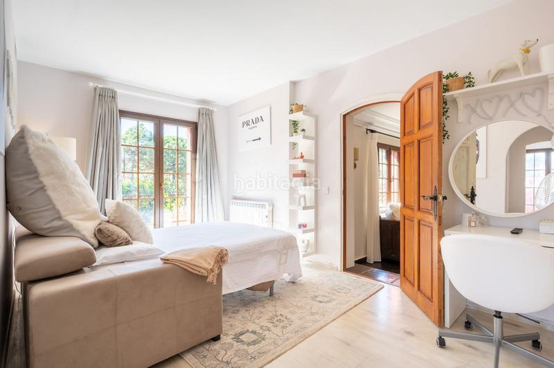 Foto 0b1056ac-661f-487c-8a2f-5cc487d0f10d. Lloguer xalet amb xemeneia aparcament piscina a El Madroñal Benahavís