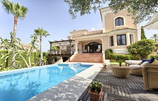 Haus in Casco Antiguo. Elegante, espacioso y muy privado chalet de 5 dormitorios en nue