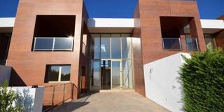 Lloguer Casa a Benahavís pueblo. Ultra moderno a estrenar de tres dormitorios villa situada en un