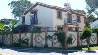 Haus in Centro. Villa en calle chelin - estepona.