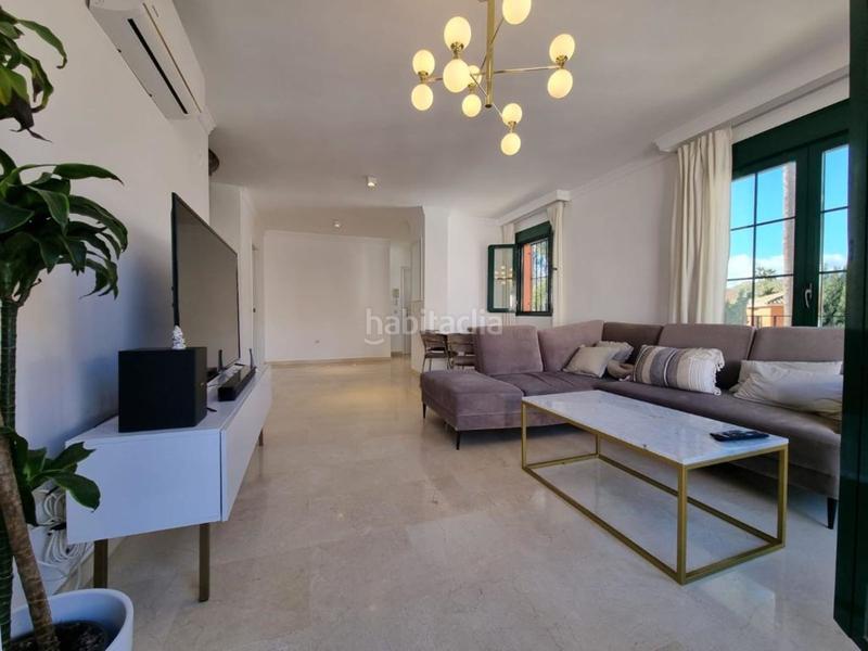 Foto 390df0e0-2fd1-4104-9c9b-b02b19a60926. Affitto duplex con piscina in Nueva Atalaya Estepona