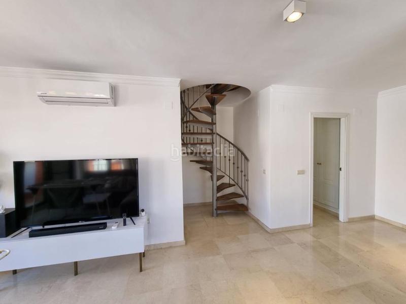 Foto 7a8487d1-b681-4b14-920d-97c09a7a1942. Affitto duplex con piscina in Nueva Atalaya Estepona