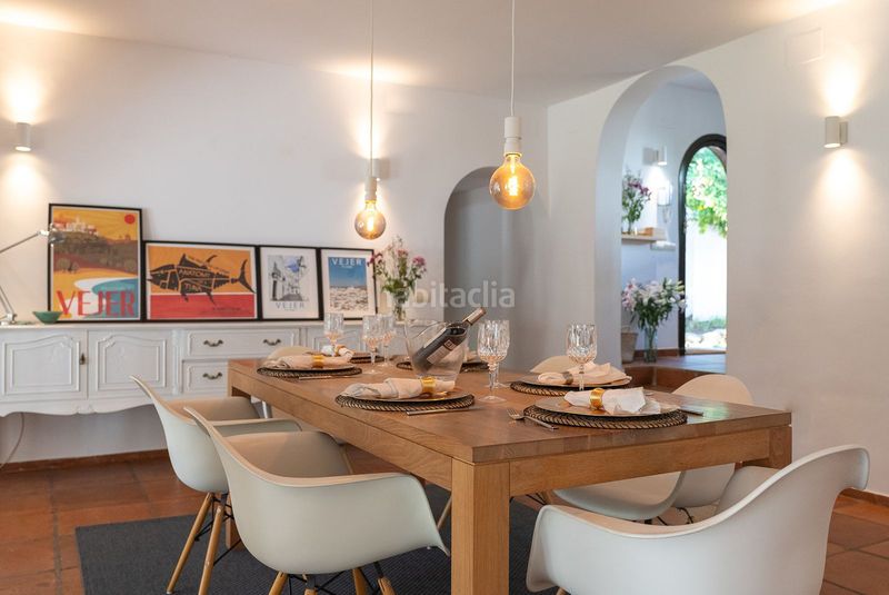 Foto 159ce0bd-f486-4777-8939-6427e8c20db8. Xalet amb xemeneia piscina a Cabopino - Artola Marbella