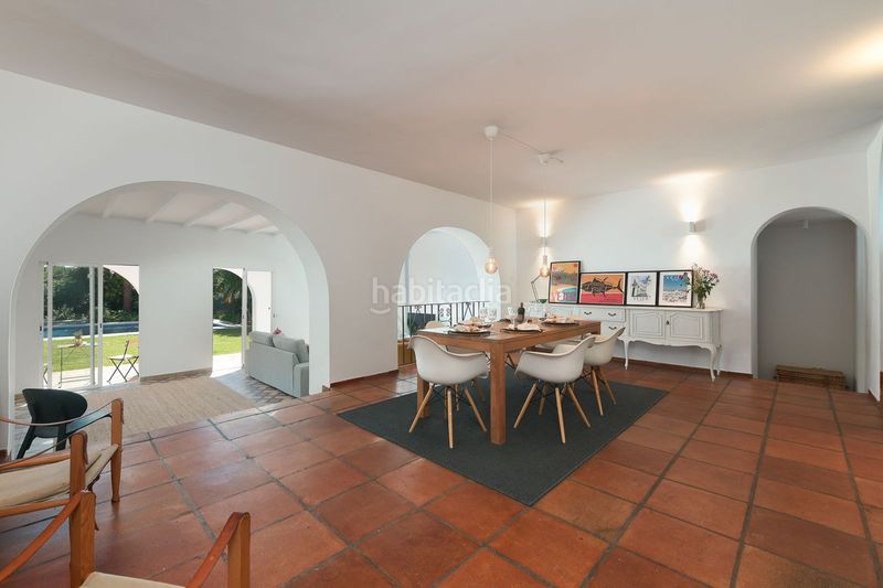 Foto 1f61e37c-7ae7-4c49-a4af-715224a6476e. Xalet amb xemeneia piscina a Cabopino - Artola Marbella