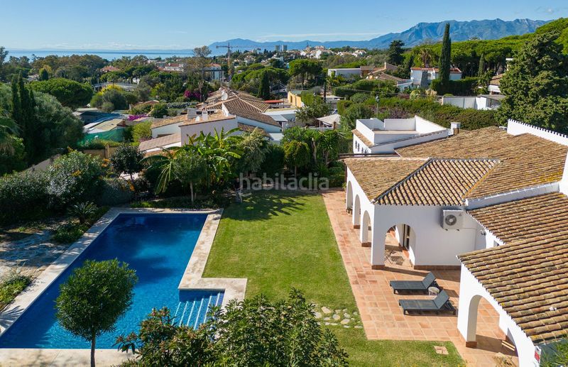Foto 4a472cac-da1e-4b4c-b543-0745ea3181b4. Xalet amb xemeneia piscina a Cabopino - Artola Marbella