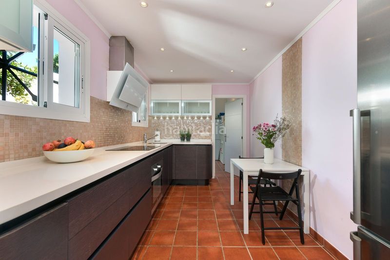 Foto 4ecceef1-cb4f-4d71-a50f-74fec61e38ed. Xalet amb xemeneia piscina a Cabopino - Artola Marbella