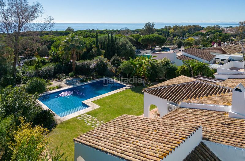 Foto 89576693-6b2c-4a03-b00a-c97506d9681c. Xalet amb xemeneia piscina a Cabopino - Artola Marbella