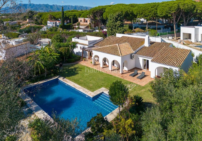 Foto 969903e7-d267-4072-b2c1-d9a3752d00d9. Xalet amb xemeneia piscina a Cabopino - Artola Marbella