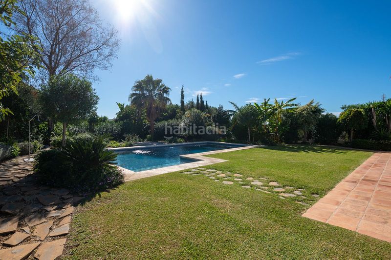 Foto 9a28f8e7-c226-4bad-9d9c-11547c52baa1. Xalet amb xemeneia piscina a Cabopino - Artola Marbella